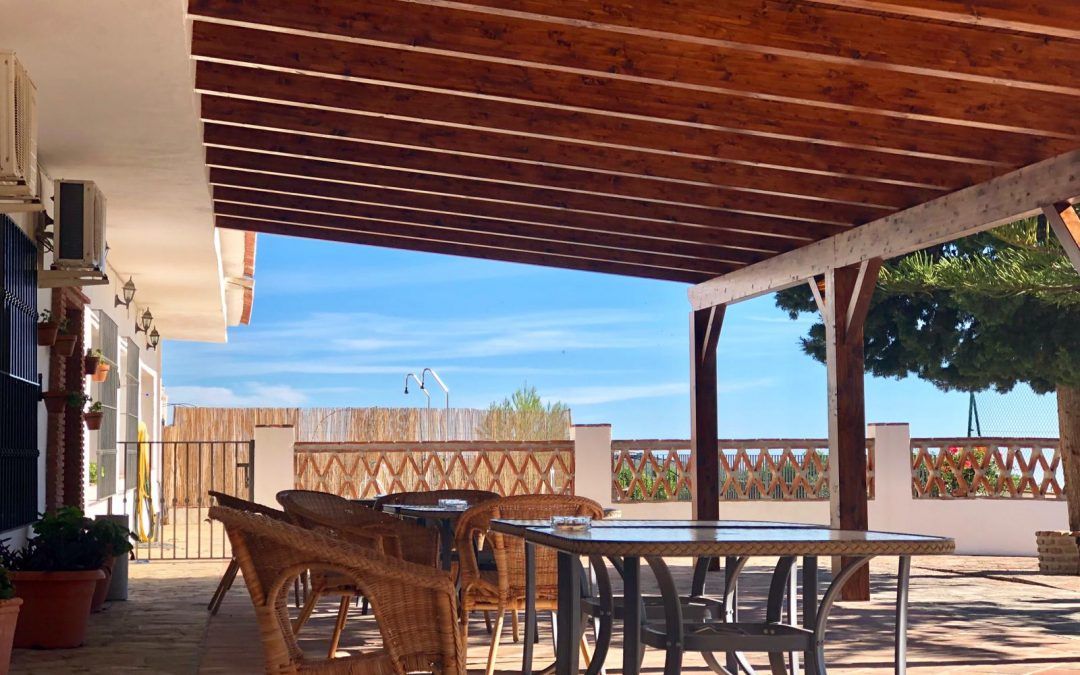 Construcción pergola de madera tipo americana, totalmente impermeabilizada