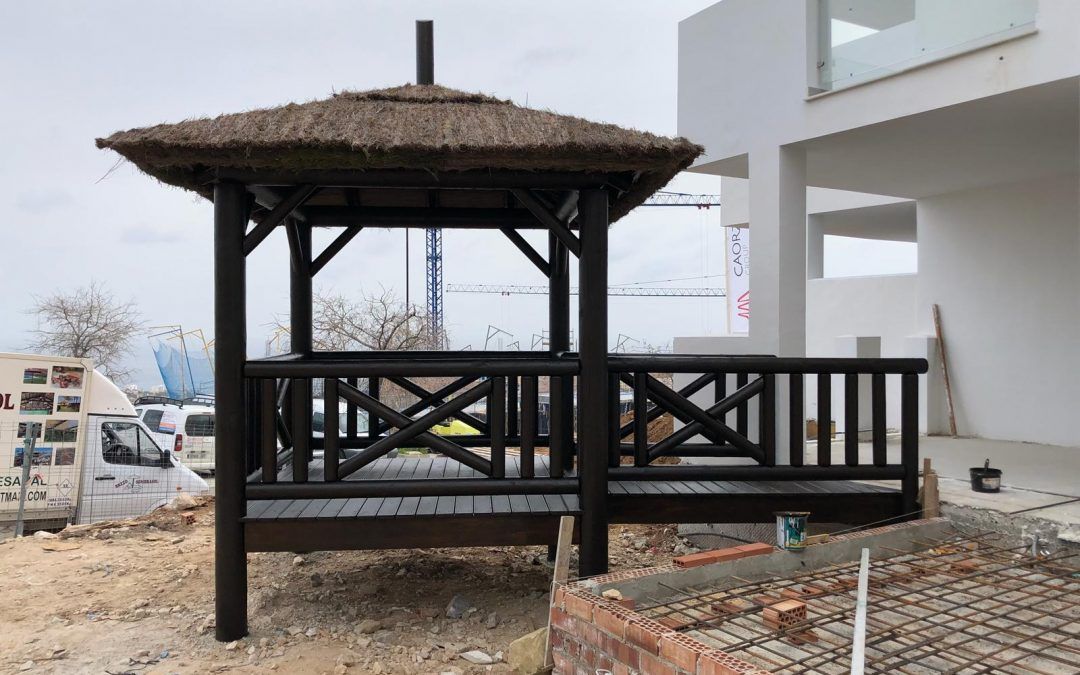 Pérgola con pasarela a la vivienda en Benalmádena
