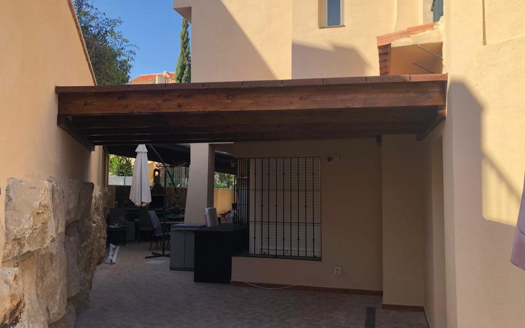Pergola a un agua de madera laminada con tegola americana