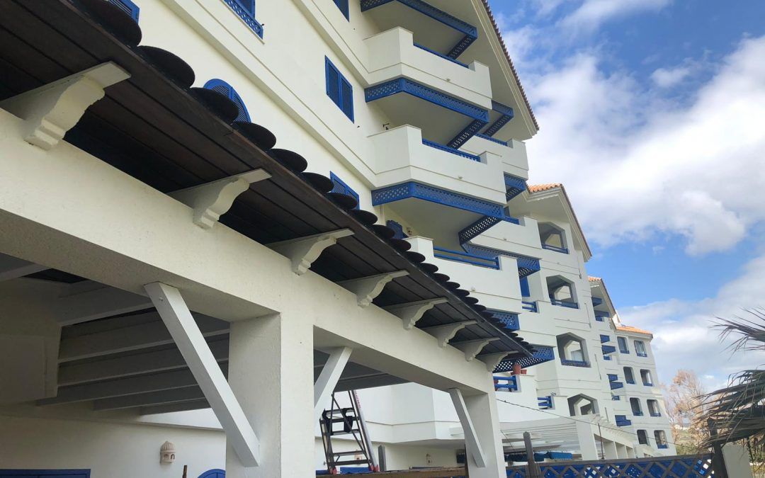 Pergola blanco con tablero granulado nogal.oscuro y tegola americana