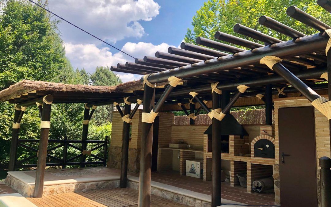 Dos Pergolas a una agua una partí imperabilizada con caña china tablero imperabilizacion y BreZo y la otra parte de sombra