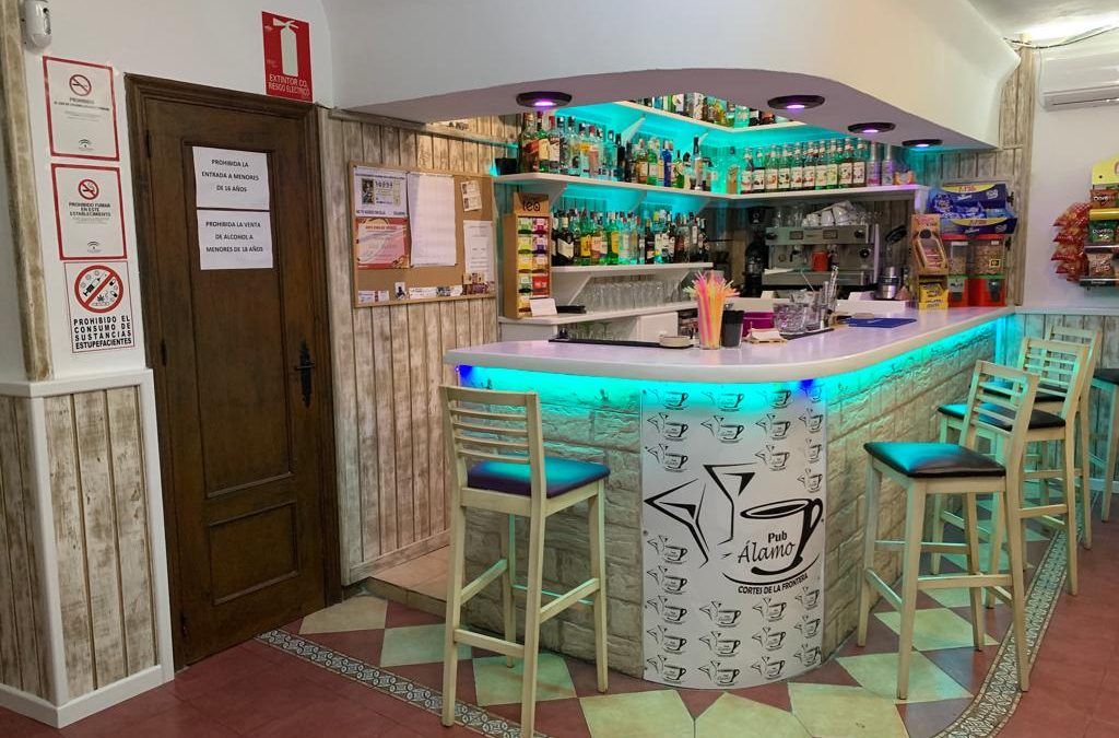 Cambio de color de la barra a blanco y zócalo nuevo a blanco envejecido