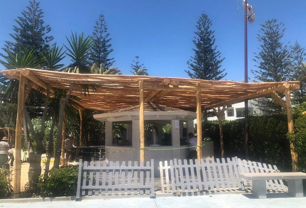 Pérgola de castaño parte de semisombra y otra parte imperabilizada en San Pedro de Alcántara – Marbella chiringuito el Alabardero
