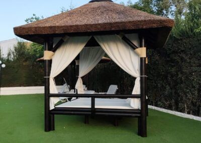 Construcción e instalación de camas africanas con techo de junco natural