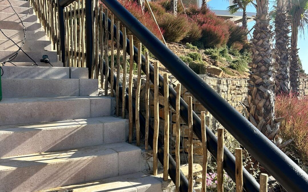Construcción de escalera exterior y barandillas de madera en La Alcaidesa, Sotogrande