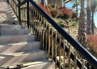 Construcción de escalera exterior y barandillas de madera en La Alcaidesa, Sotogrande